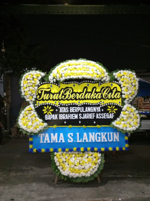 Papan Bunga Duka di Pining